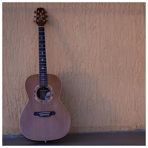 Gitarre lehnt an Wand